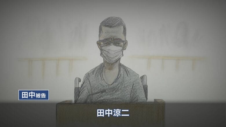 頭を丸刈りにして、車椅子に乗り入廷