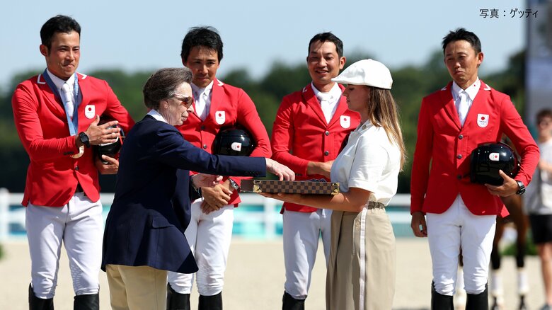 イギリスのアン王女がメダルを贈呈