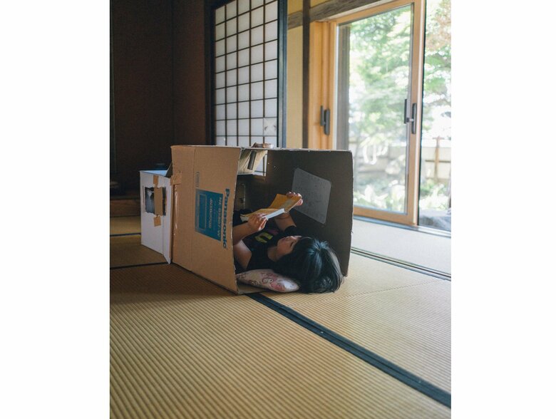 ダンボールで作った部屋で読書中の次女さん（提供：はら かずあきさん）