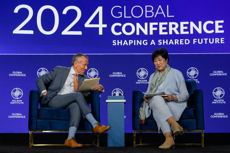 国際会議で東京への投資を呼びかける小池知事（ロサンゼルス）(c)Milken Institute