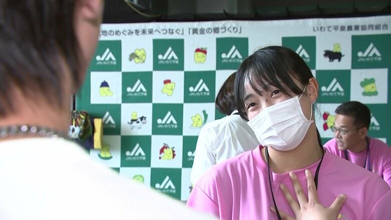 「TGC teen ICHINOSEKI 2024」出演者・植野花道さんと交流する一関修紅高校2年の内海羚菜さん