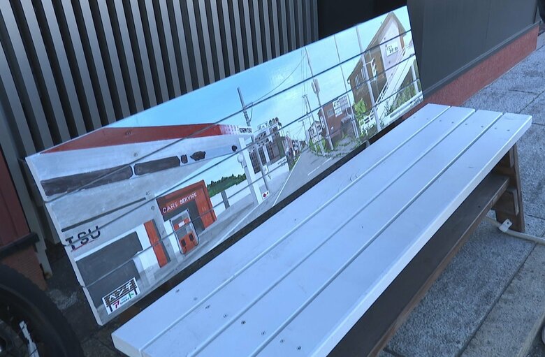 移住促進事業を手掛ける「とみおかプラス」前　震災前の町並みを描いたベンチ 富岡町 2026年2月