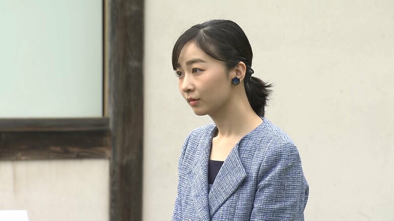 「国際陶磁器フェスティバル」で400年前の安土桃山時代の地上式窯の説明などを受けられる佳子さま