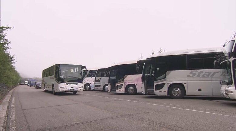 バスで混みあう5合目駐車場
