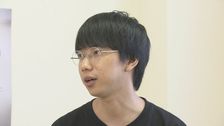 インタビューに答える西山監督