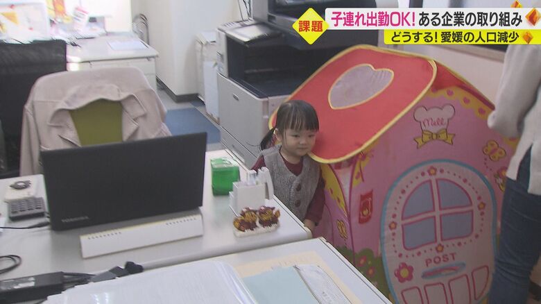 オフィス内を歩き回るみーちゃん