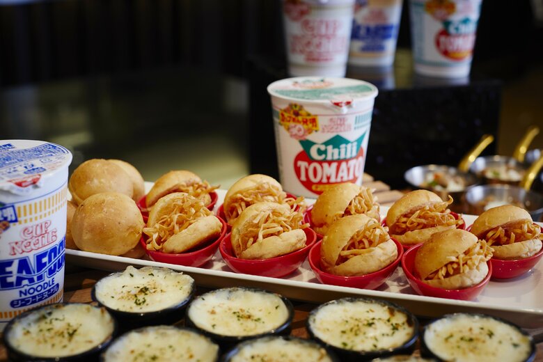 スーパーブッフェ＜グラスコート＞上：チリトマトニードルのハンバーガー仕立て　下：シーフードヌードルのグラタン、レモン風味（提供：京王プラザホテル）