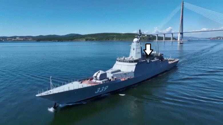 ボストーク2022演習に参加したステレグシュチィI級「アルダー・ツィデンジャポフ (339)」フリゲート。矢印:ウラン対艦ミサイル発射装置