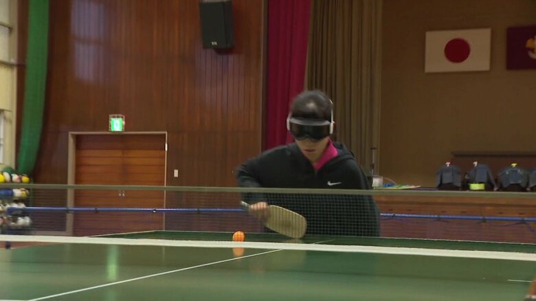 サウンドテーブルテニスをする愛菜さん