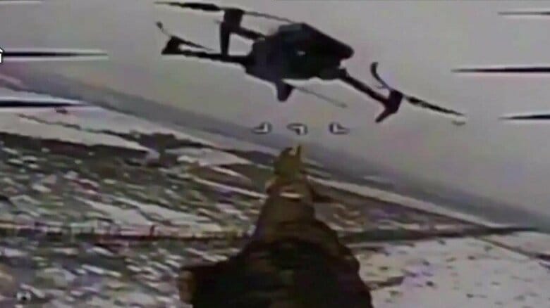 飛行中のウクライナ軍のドローンを攻撃するロシアのドローン（ロシア国防省）