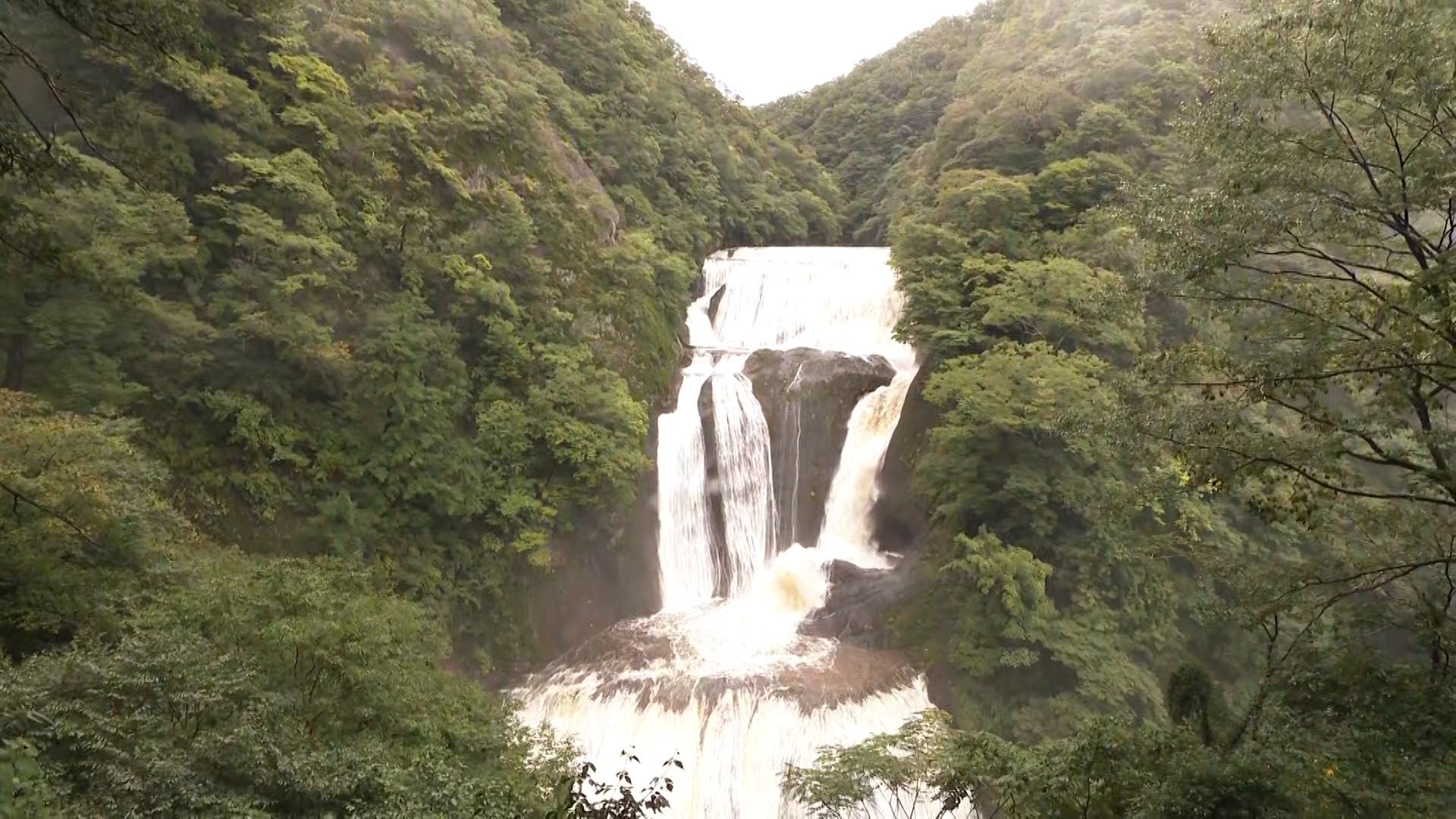 秋雨前線停滞で各地で激しい雨 日本三名瀑「袋田の滝」が長雨で“大迫力”に “新たな台風”は連休の関東に接近か
