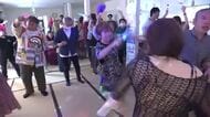 50歳以上が主役！「OBABAディスコ」で80歳代の女性もダンスを楽しむ　富山市の企画会社が初開催