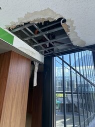 石こう製の天井パネルが落下　ここ数日の強い雨が影響か　縦120センチ×横80センチ　北九州市の国際村交流センター　福岡