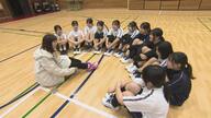 大林素子さんが能登半島地震の被災地を訪れ中学女子バレー部のメンバーに基礎を伝授「ポンポポンは絶対忘れないで」