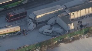 東北道で多重事故 複数人けが 吹雪でホワイトアウト発生か