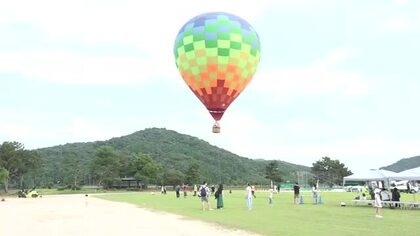 熱気球から湖や街並みを望む　美浜でサマーフェスタ開催