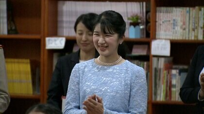 愛子さま水色ワンピース姿でラオスの日本語授業に「どんなアニメが好きなんですか？」生徒にご質問　似顔絵贈られ記念撮影も