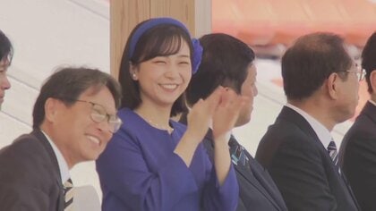 鮮やかなブルーのカチューシャ　佳子さまが国体陸上競技を観戦し笑顔で拍手　午後には閉会式で天皇杯授与へ　鹿児島市