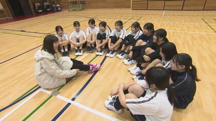 大林素子さんが能登半島地震の被災地を訪れ中学女子バレー部のメンバーに基礎を伝授「ポンポポンは絶対忘れないで」