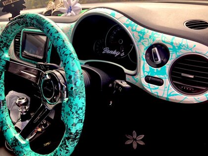 「斬新かつ繊細」な車のペイントが芸術的…“職人”は2歳と4歳の息子! 制作時の様子を聞いた