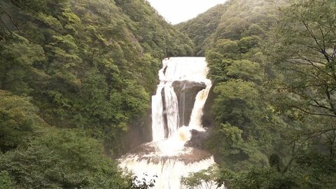 秋雨前線停滞で各地で激しい雨　日本三名瀑「袋田の滝」が長雨で“大迫力”に　“新たな台風”は連休の関東に接近か