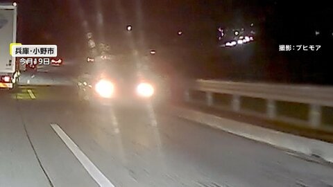 「前の車が急に車線変更したと思ったら」夜道で恐怖の逆走車　大胆な信号無視の車につられるように別の車まで