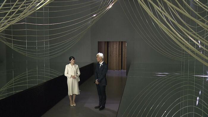 日本館を視察される愛子さま