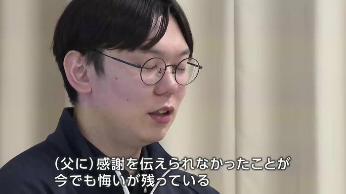 涙ながらに生徒に話しかける佐藤諒さん（31）