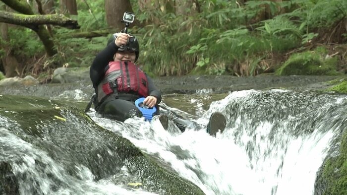 天然のウォータースライダーに挑戦する立川愛梨アナウンサー