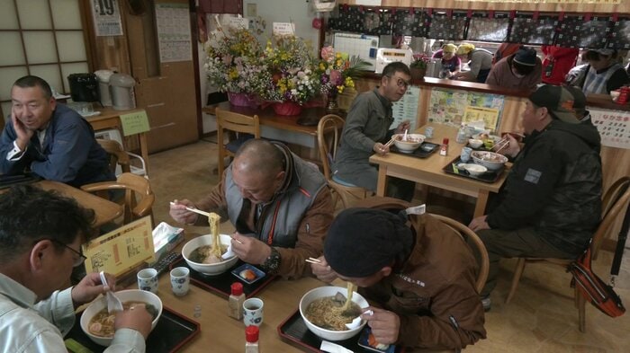 待ちわびた客でいっぱいになった食堂