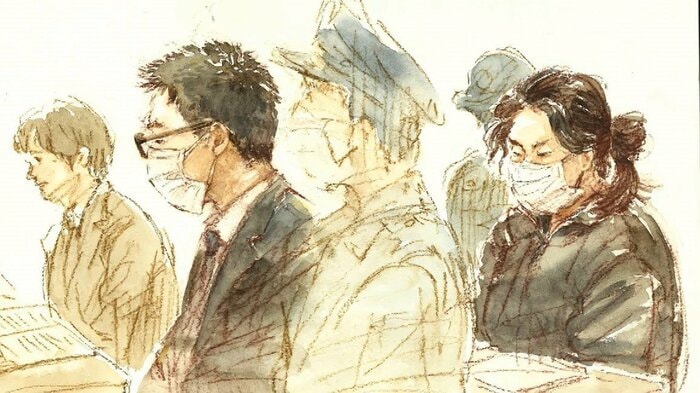 初公判で、章被告と和美被告は「間違いありません」と起訴内容を認めた(イラスト:大橋由美子)