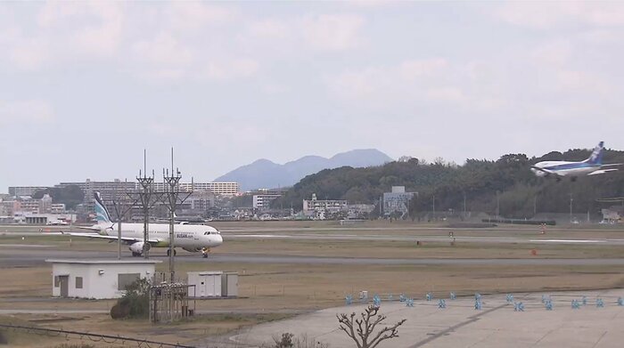 住宅に囲まれている福岡空港