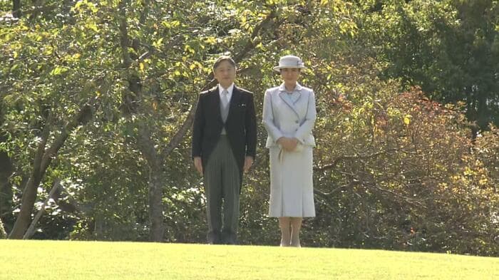 秋の園遊会に臨まれた天皇皇后両陛下