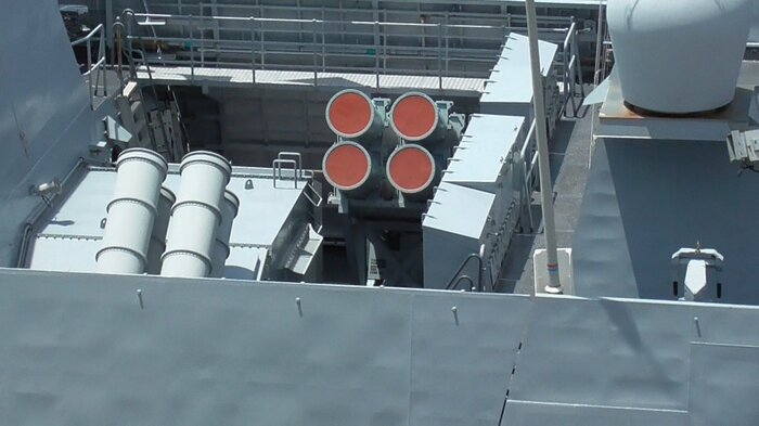 「クナルアダ」側壁の間に搭載されたハープーン対艦ミサイルとATMACA対艦ミサイルのキャニスター(6月12日)