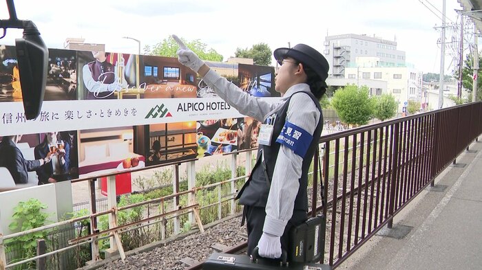 「見習い」の腕章をつけて勤務