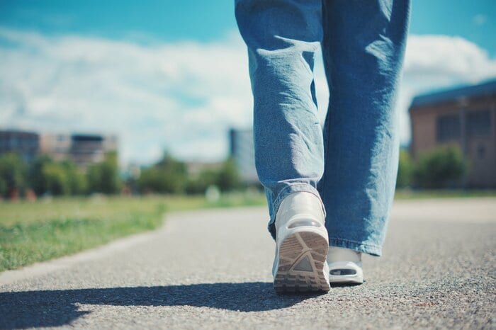 自分の歩くスピードをどう説明する？（画像：イメージ）