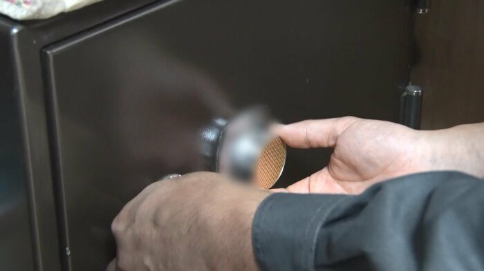 残り3つの番号の組み合わせは100万通り 手の感覚と音を頼りに探る