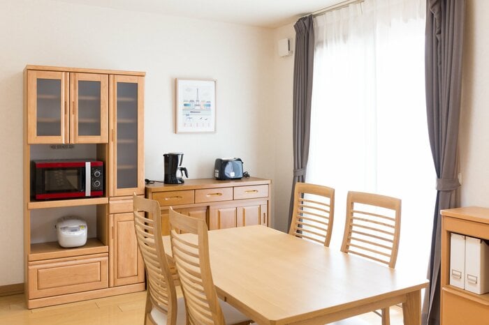 家具や壁との隙間に置くのはNG（画像はイメージ）