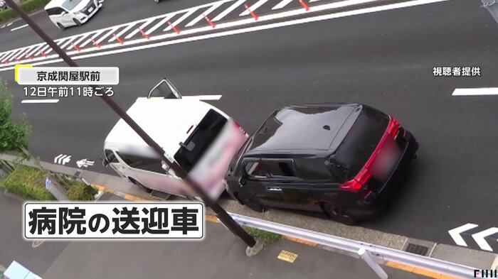 病院の送迎車の後ろでクラクションを鳴らし続ける黒い車