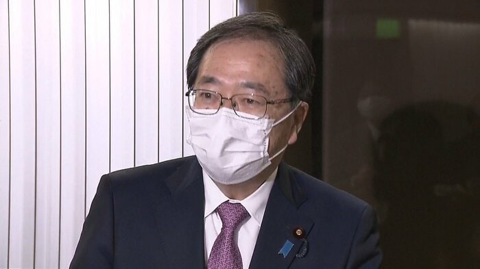 大臣折衝後、取材に応じる斉藤国交相(12月21日)