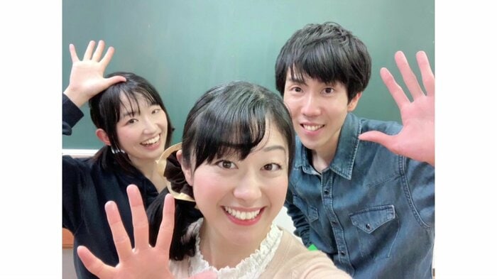 演劇ユニット「翠座」のメンバーと写真を撮る知江崎ハルカさん(中央)
