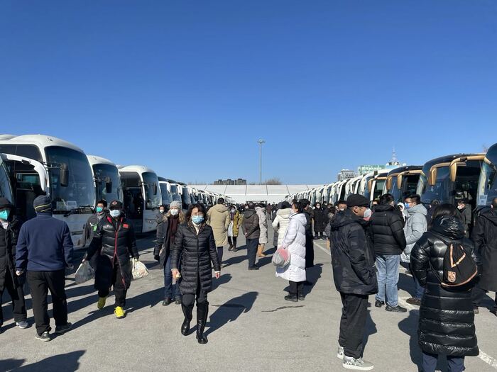 乗り換え場所には多くのバスが並んでいた