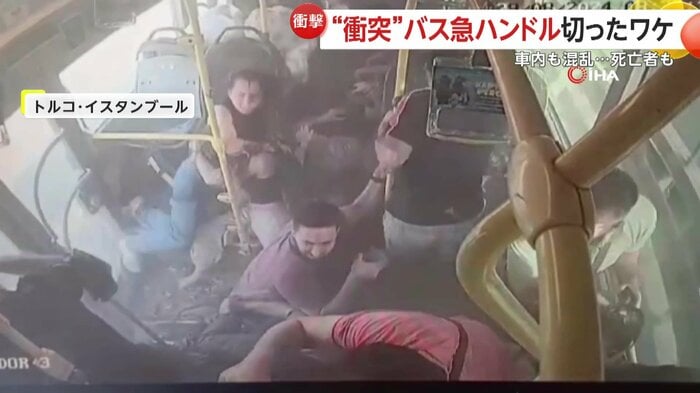 倒れ込む人であふれかえるバスの車内