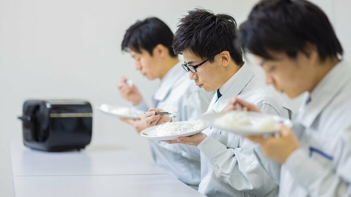 炊飯試験の食味風景(提供:象印マホービン)