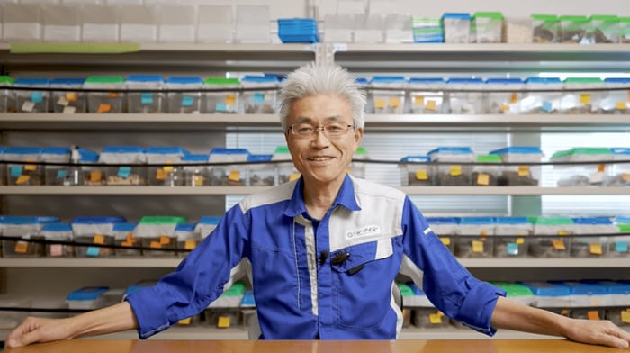 数万匹のゴキブリを飼育する小松謙之さん