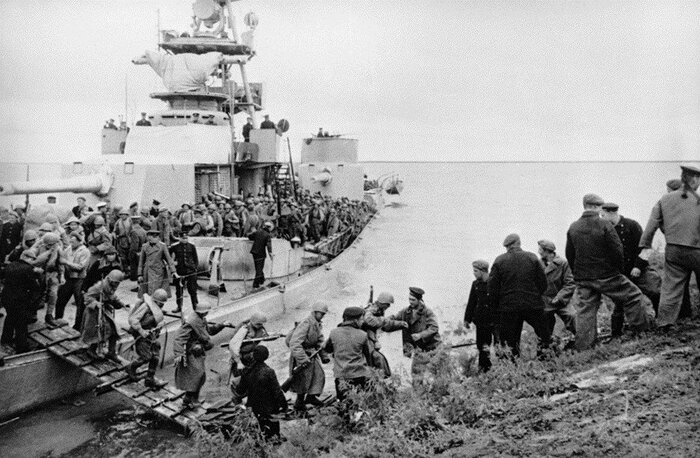 アムール川を渡り満州に上陸したソ連軍(1945年8月)