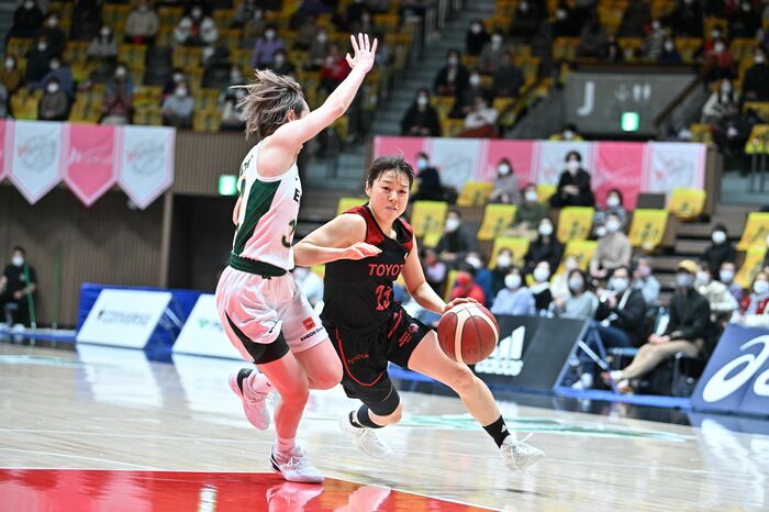 確実にシュートを決めた山本麻衣選手