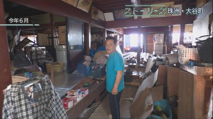 自宅の1階に立つ地名坊行雄さん