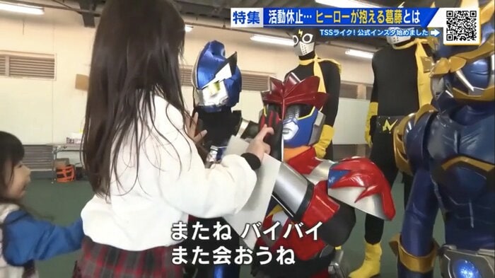 会場を訪れた子どもたちと握手