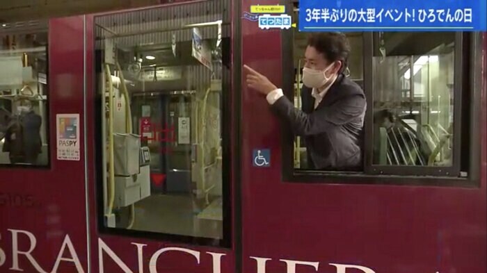 車掌体験で安全確認を行う野川アナ